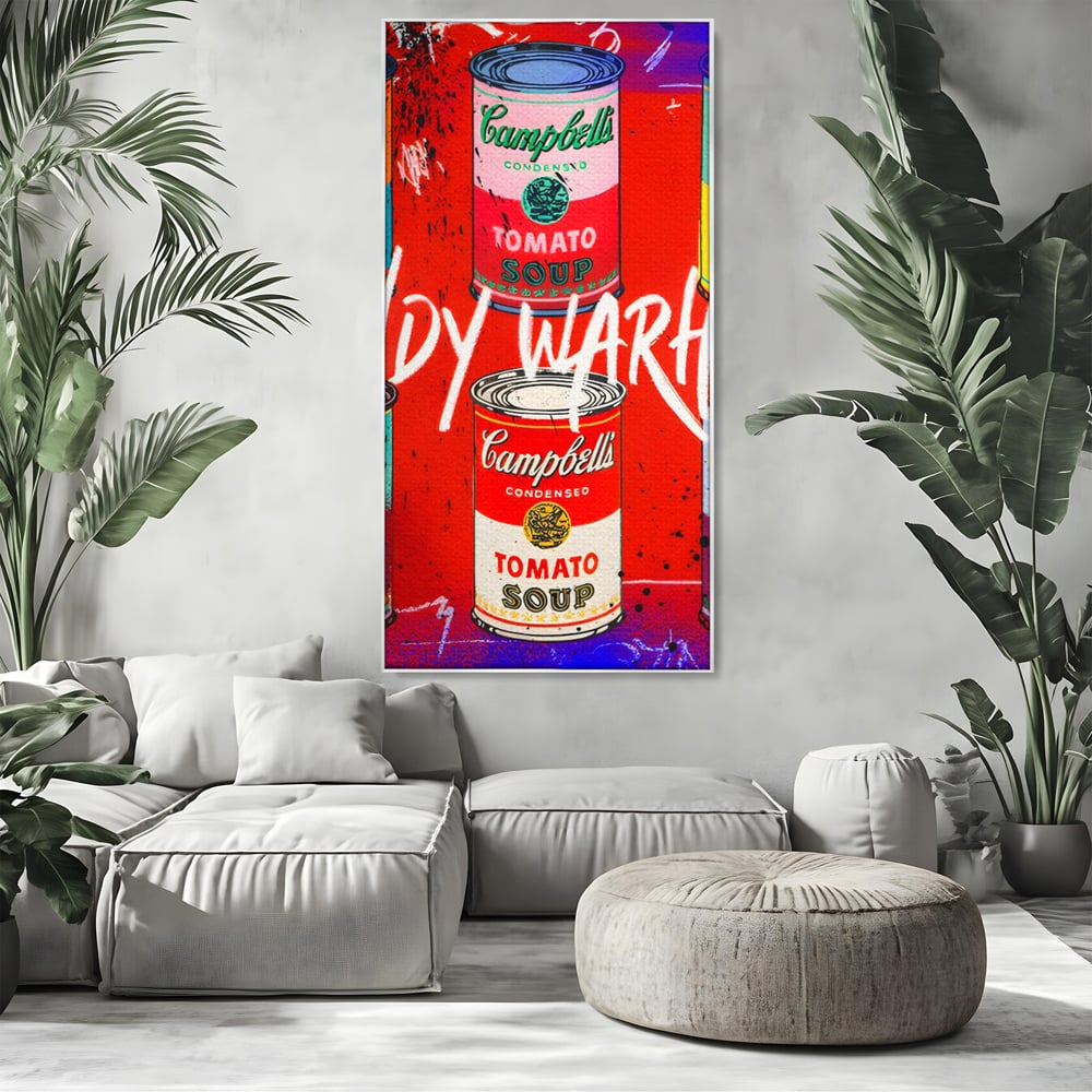 Tablou canvas cu tablou canvas cu cutii de supa, in rama de aluminiu argintiu, pe perete intr-un living